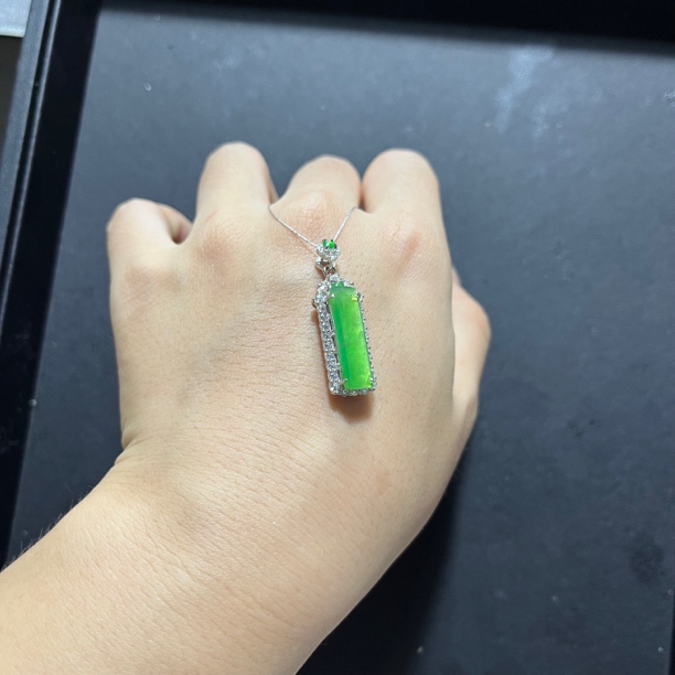 天然缅甸翡翠A货冰种满绿切割面无事牌吊坠