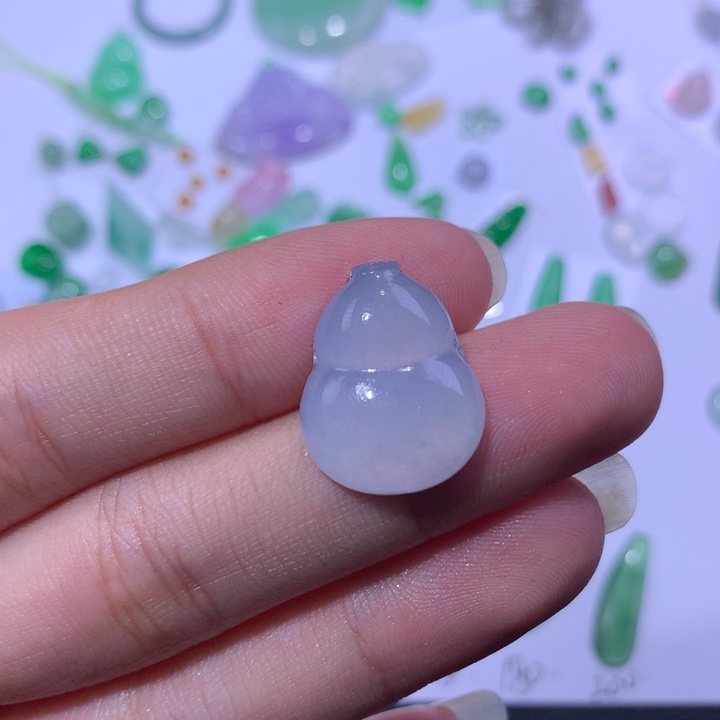 翡翠未镶嵌颈饰葫芦