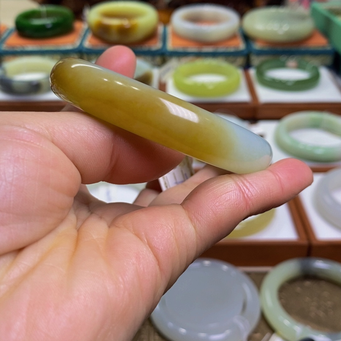 和田玉手镯未镶嵌新疆奶蓝带糖56.57