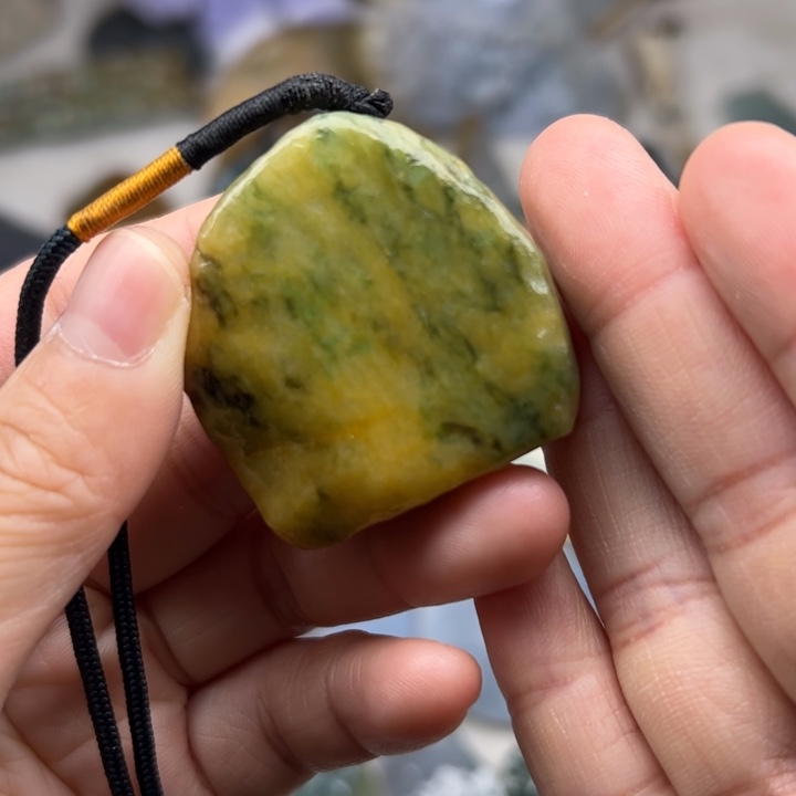 翡翠颈饰未镶嵌毛料