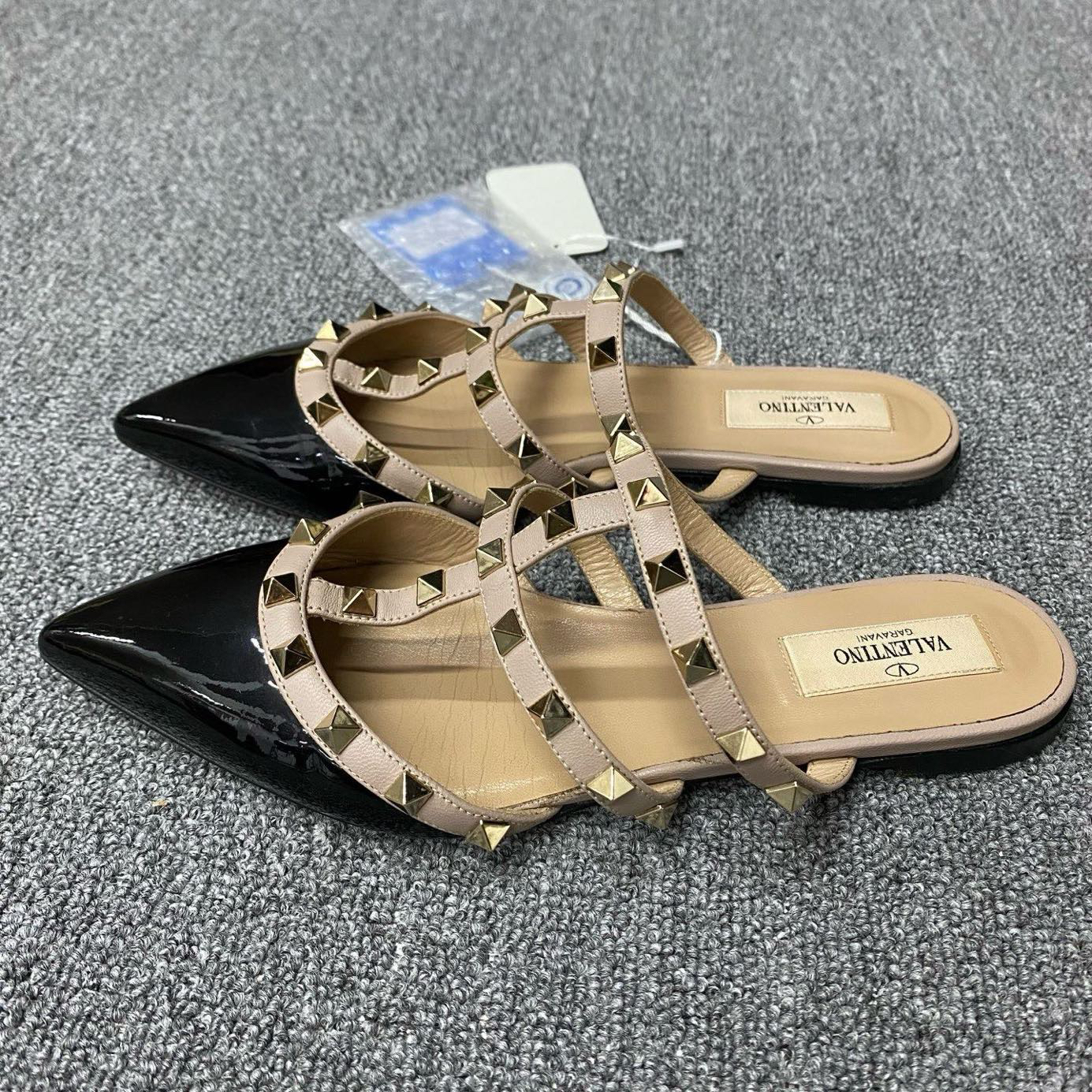 95新 Valentino/华伦天奴 97新/36码/黑色铆钉平底半拖/BF01523