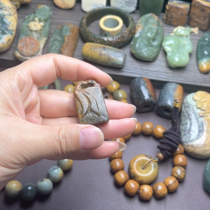 岫岩河磨玉（透闪石质玉）吊坠未镶嵌