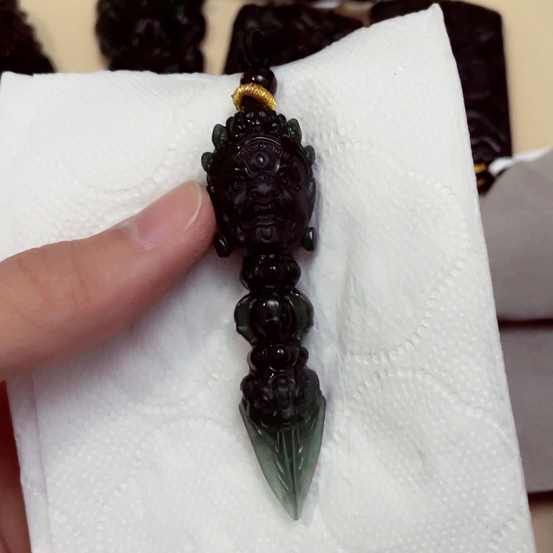 翡翠颈饰未镶嵌翡翠