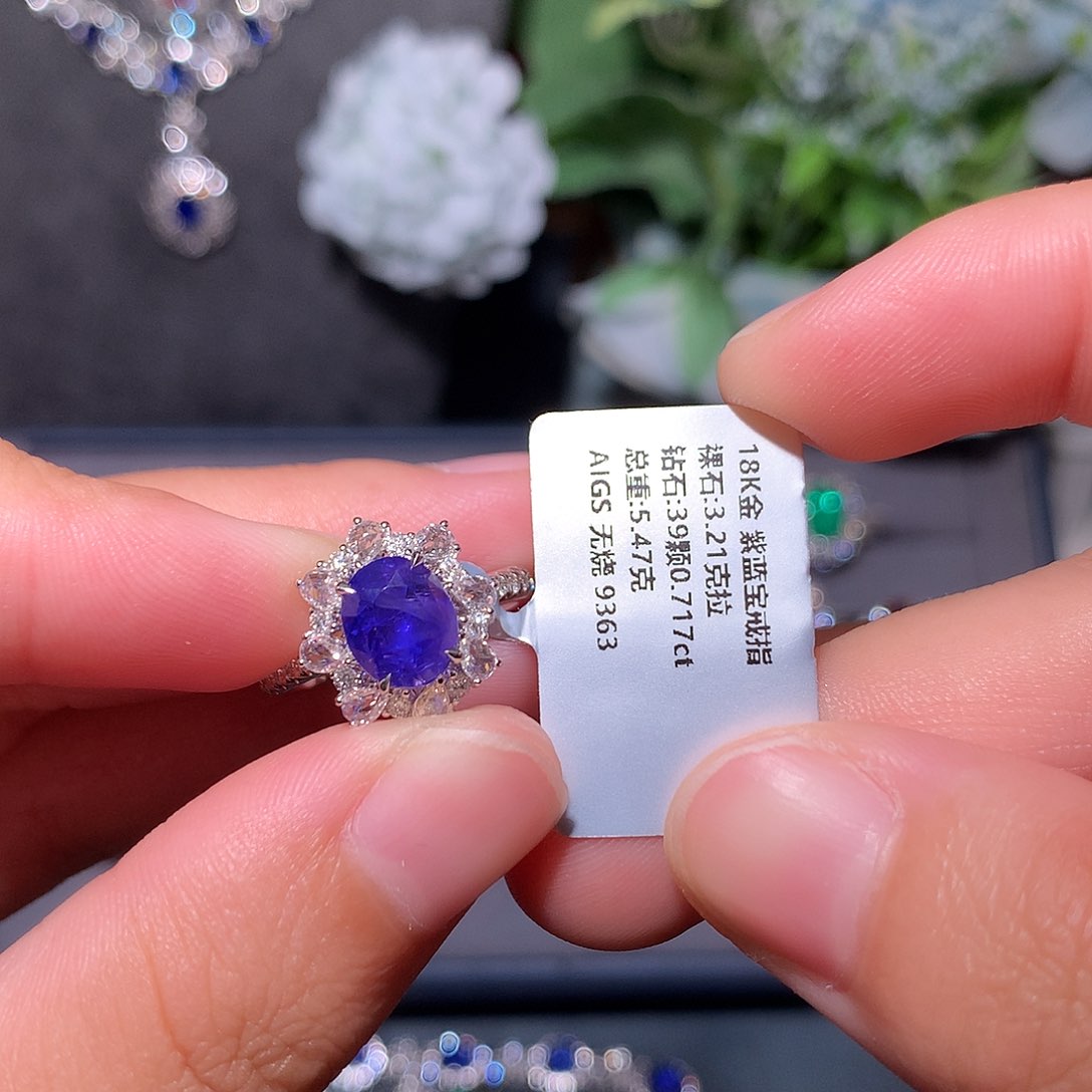 彩色蓝宝石戒指18K金镶嵌
