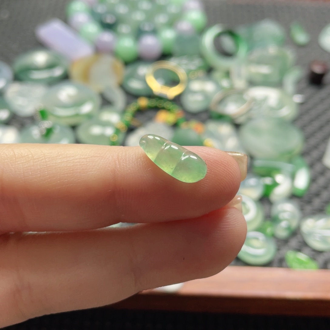 颈饰未镶嵌翡翠  翡翠。