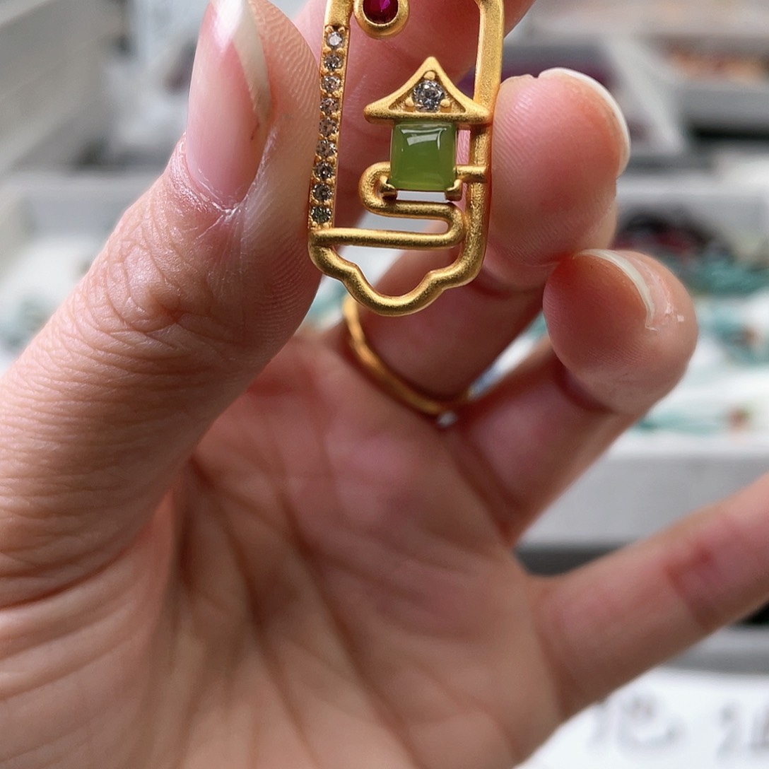 和田玉手链未镶嵌碧玉房子吊坠