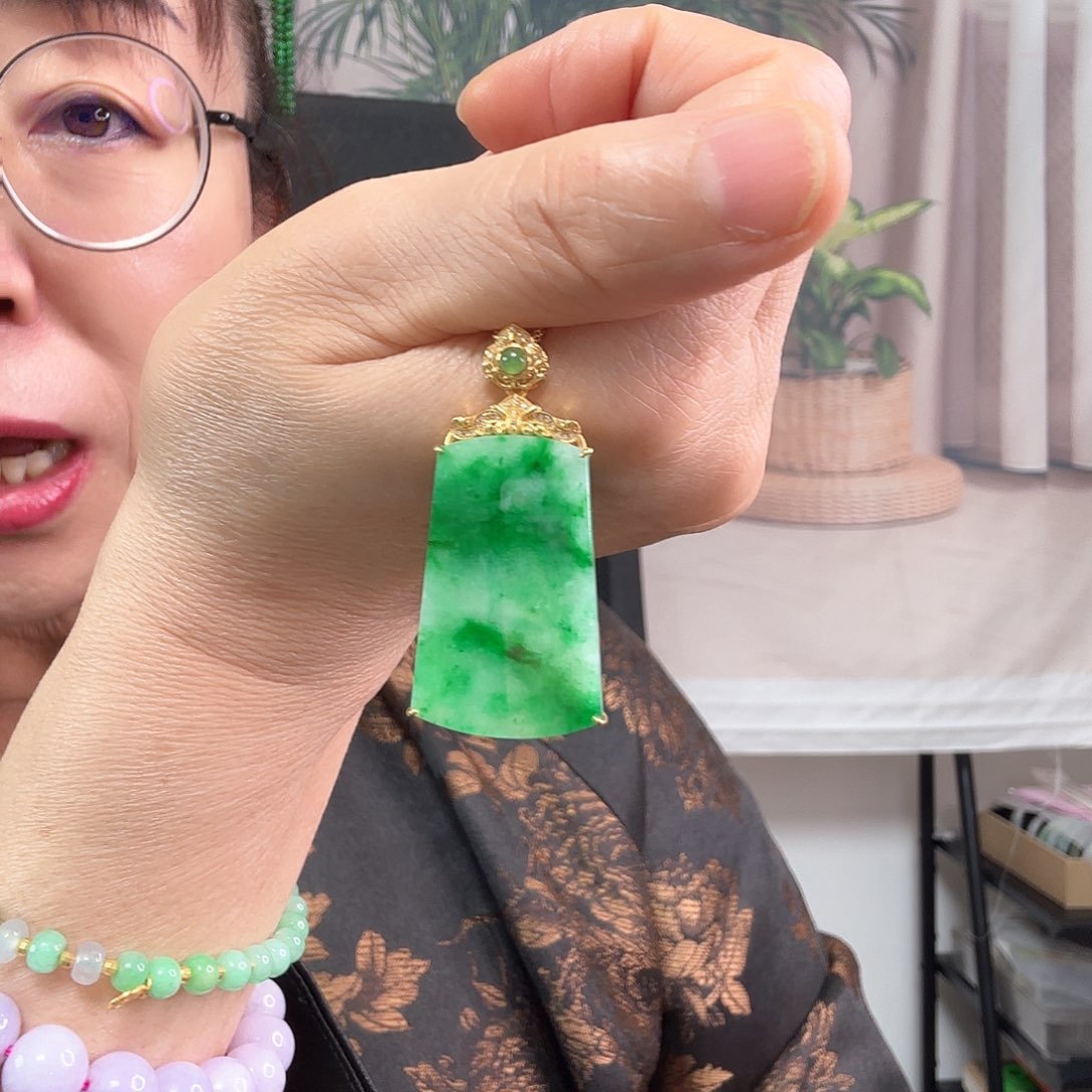 翡翠颈饰18K金镶嵌方牌