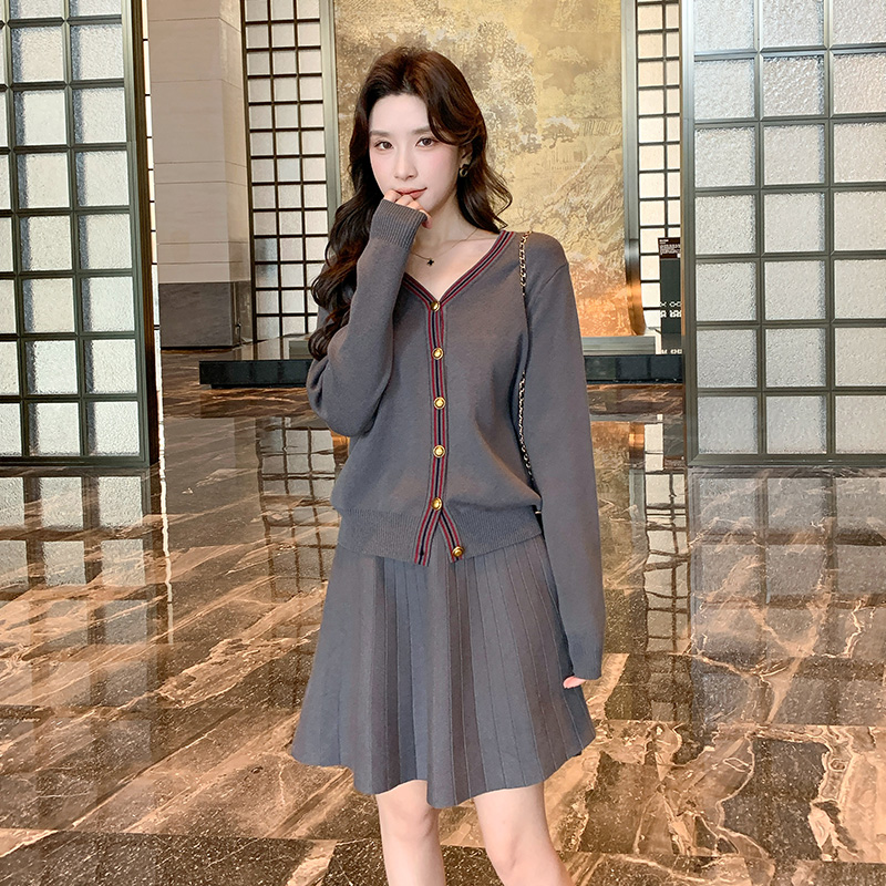 奢姿大码女装2025冬季减龄百褶套装胖妹妹V领上衣半裙针织两件套