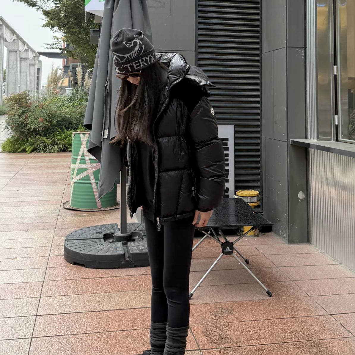 99新 MONCLER 黑色经典logo羽绒服 帽子可拆卸 0码 ys000124