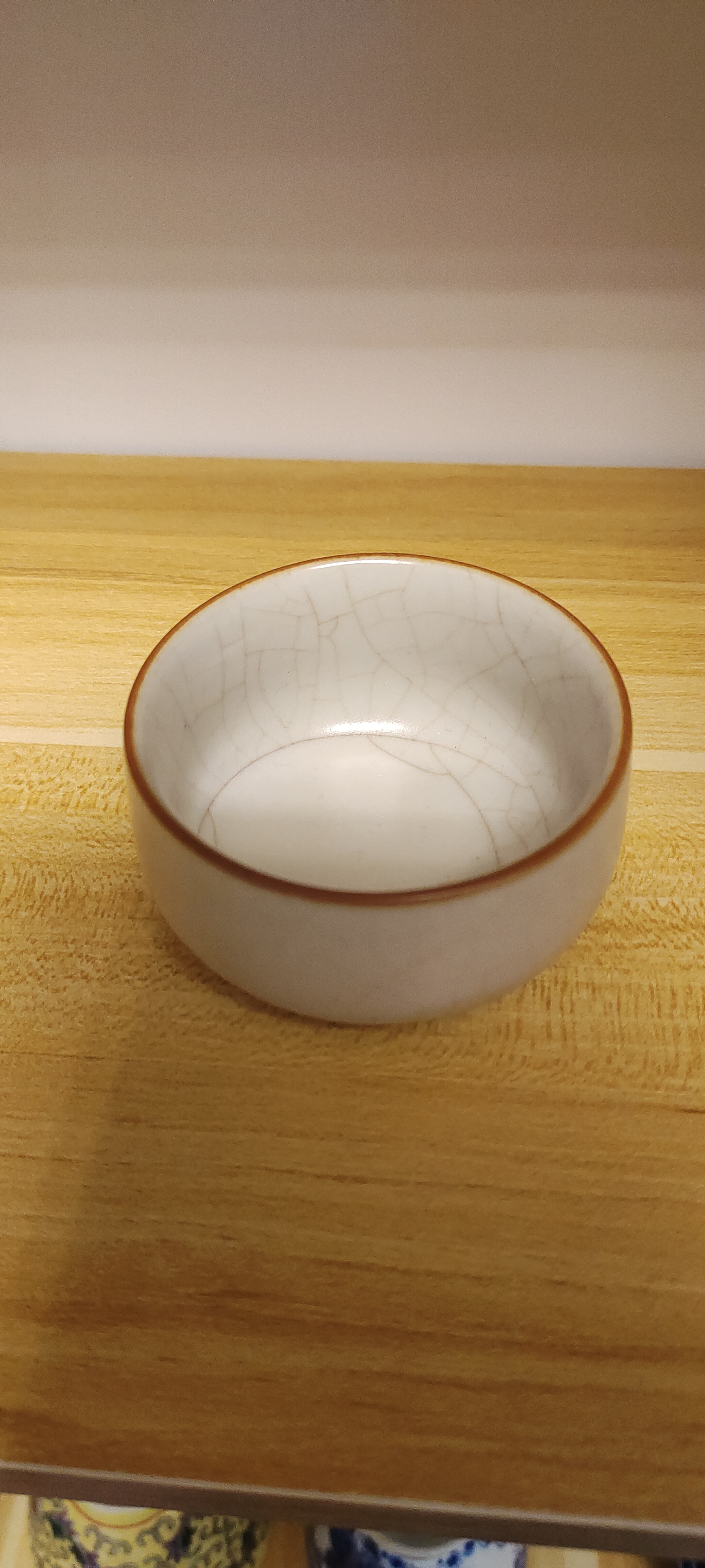 汝瓷小杯，有使用痕迹，没有磕碰。