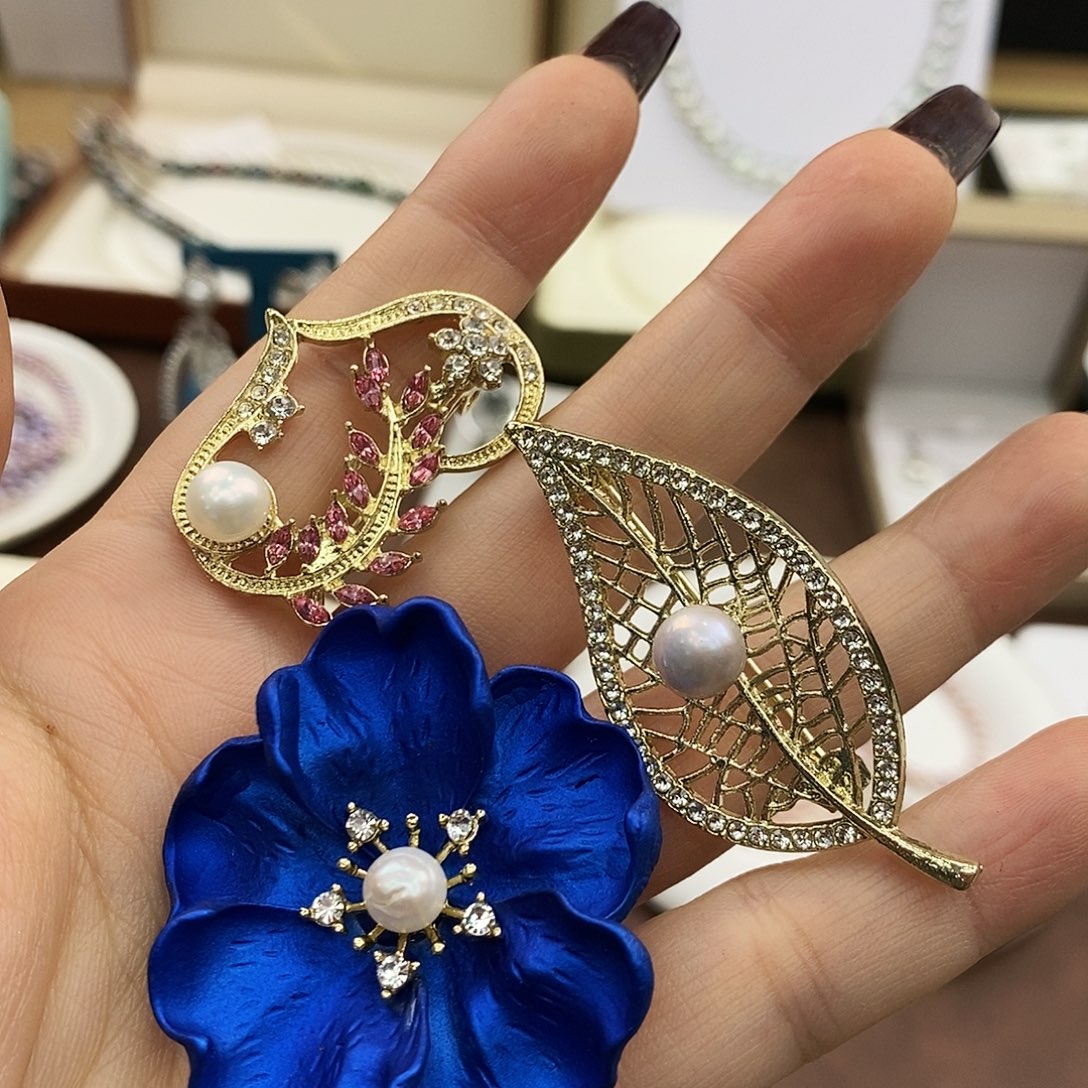 淡水珍珠胸饰合金