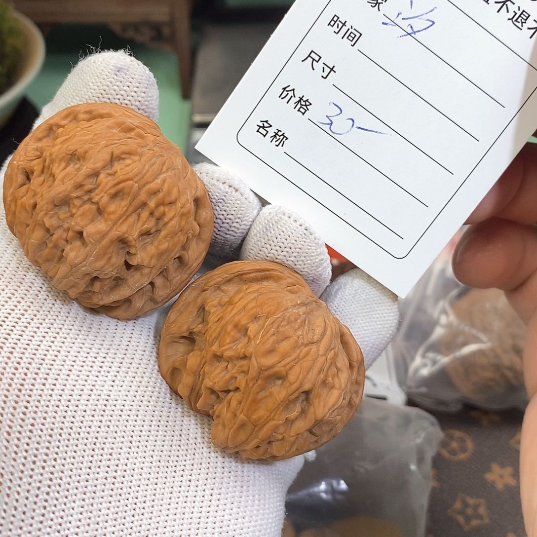 桃核把件汐磨盘。           