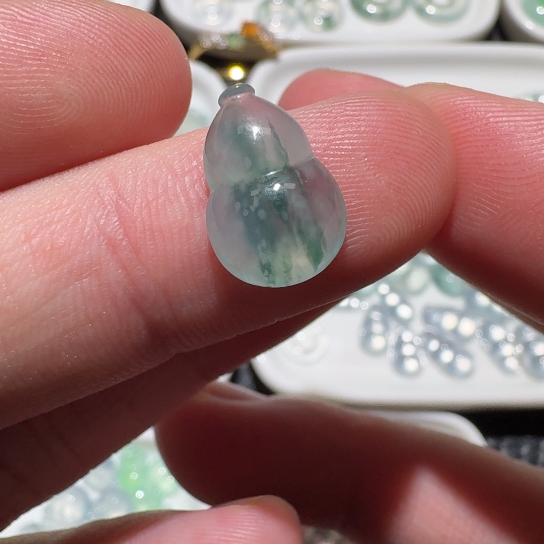 翡翠未镶嵌颈饰葫芦