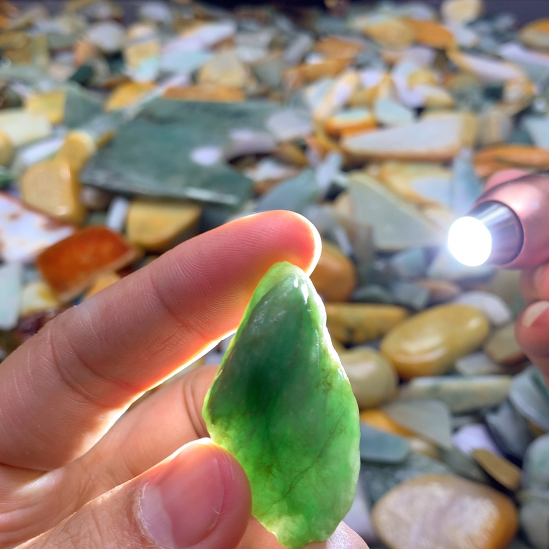 翡翠颈饰未镶嵌天然翡翠