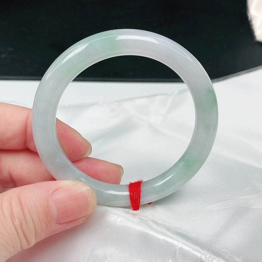 翡翠手镯未镶嵌翡翠