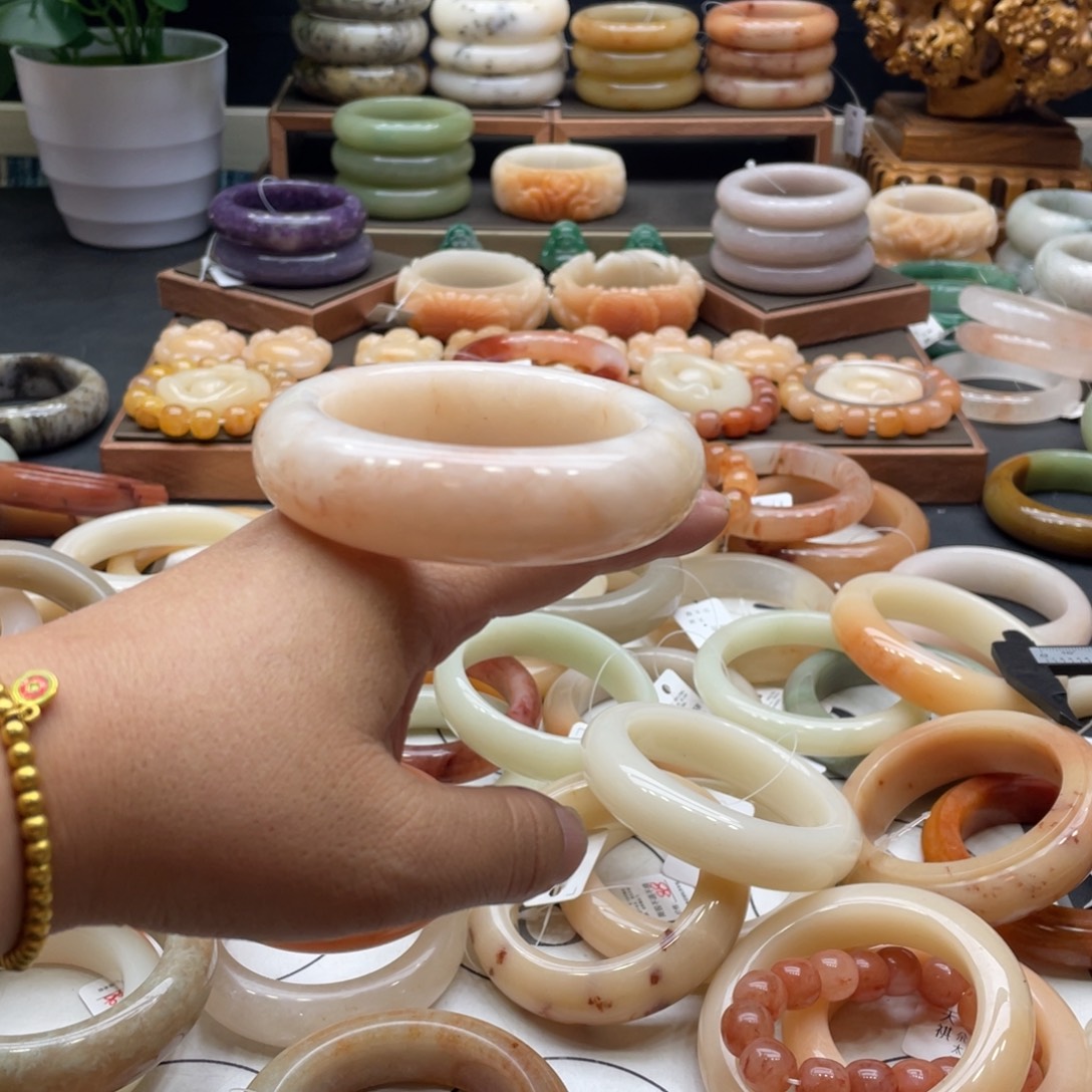 宝***依石英岩玉未镶嵌手镯