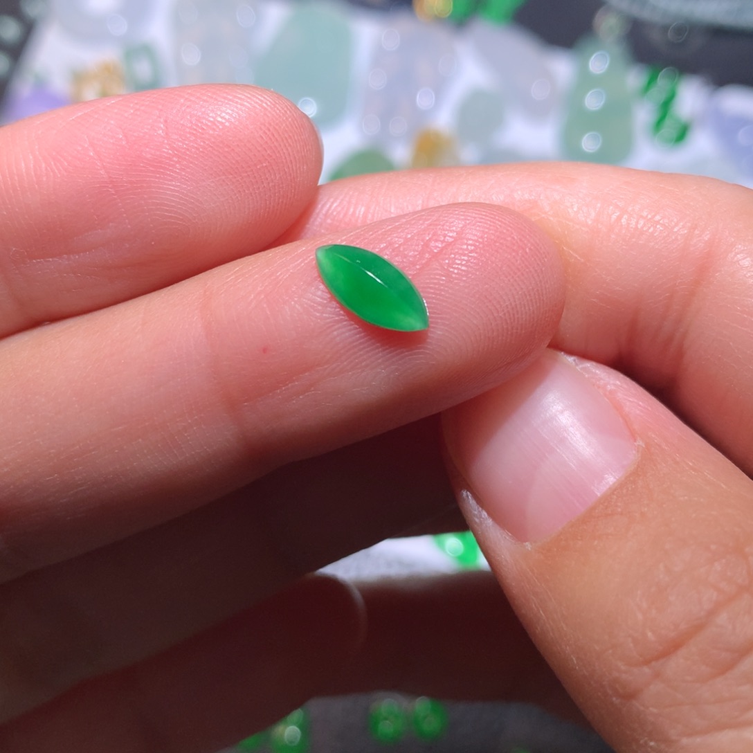 翡翠未镶嵌颈饰马眼