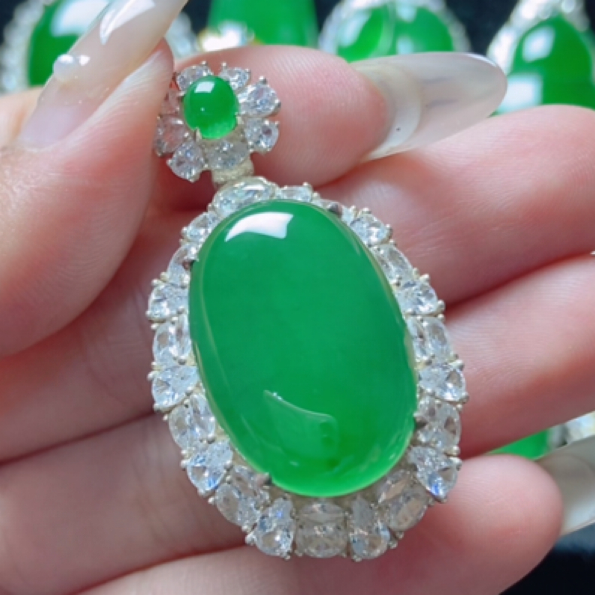 天然A货翡翠吊坠