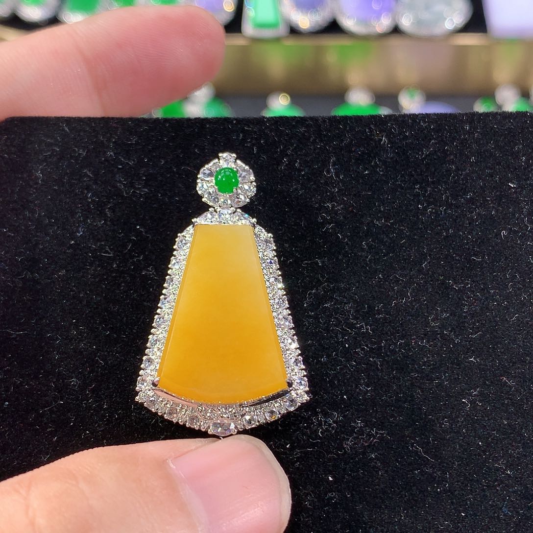 翡翠18K金镶嵌颈饰