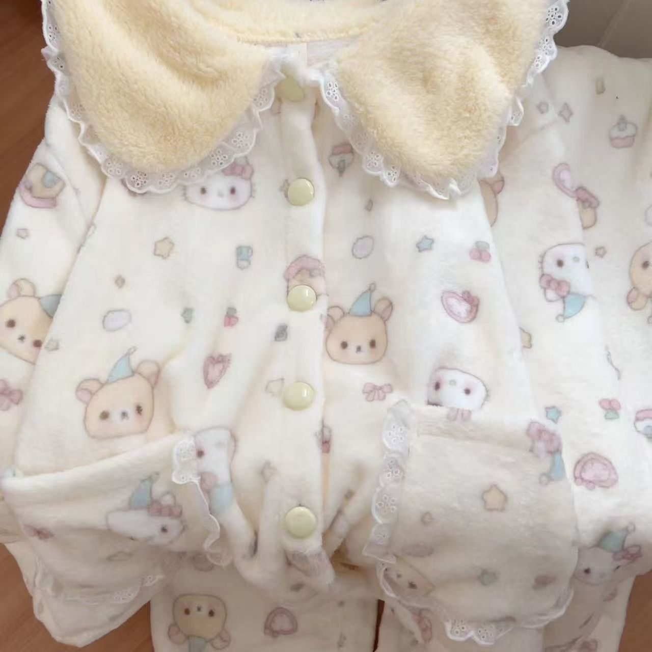 秋冬季法兰绒睡衣女新款娃娃领长袖长裤加厚保暖卡通熊家居服套装