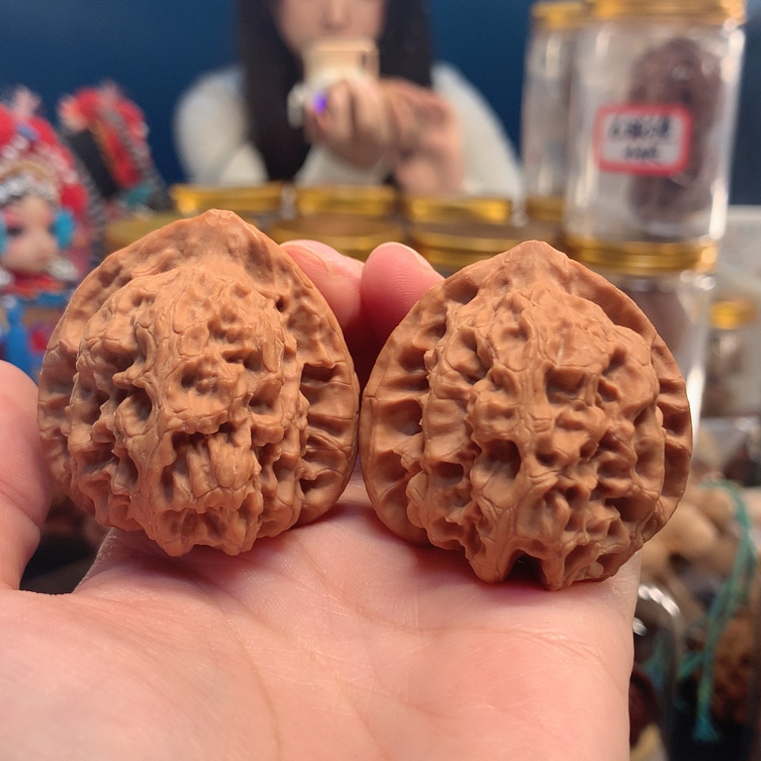 文玩核桃吊坠42 梨木台