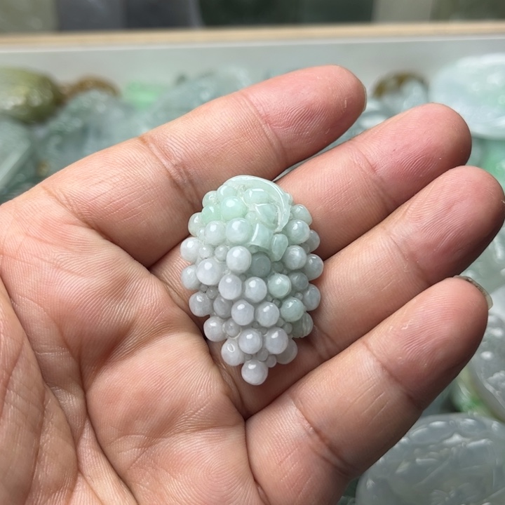 翡翠未镶嵌颈饰挂件