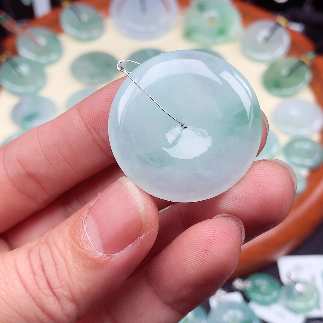 翡翠颈饰未镶嵌平安扣