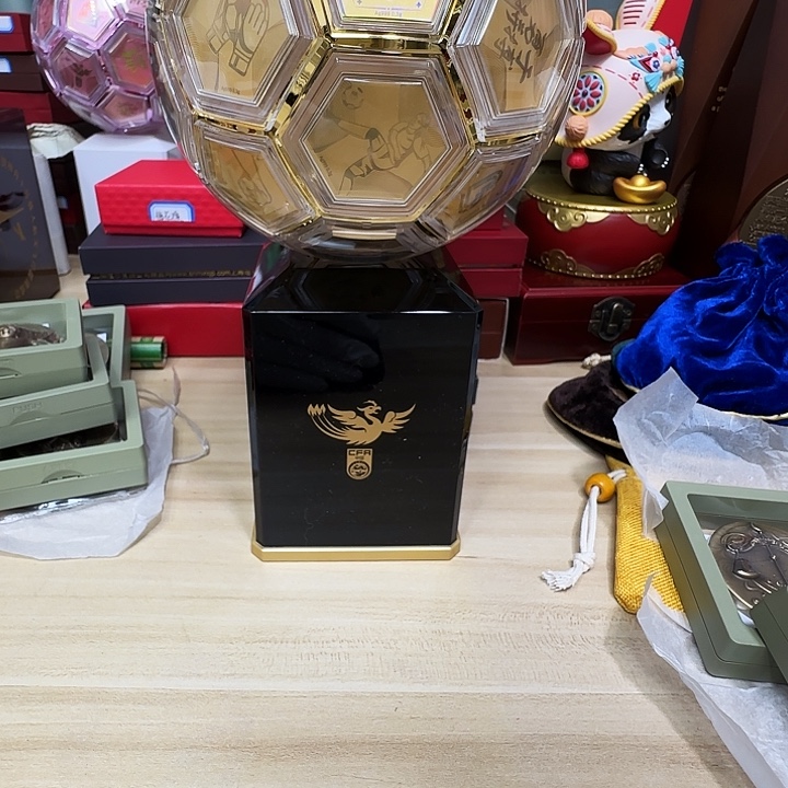 其他普通金属女足球摆件金色