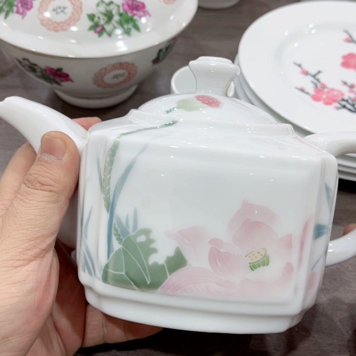 盘釉下五彩的瓷器和瓷器