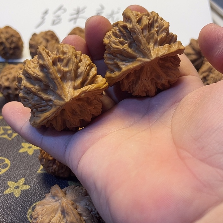 文玩核桃吊坠三棱