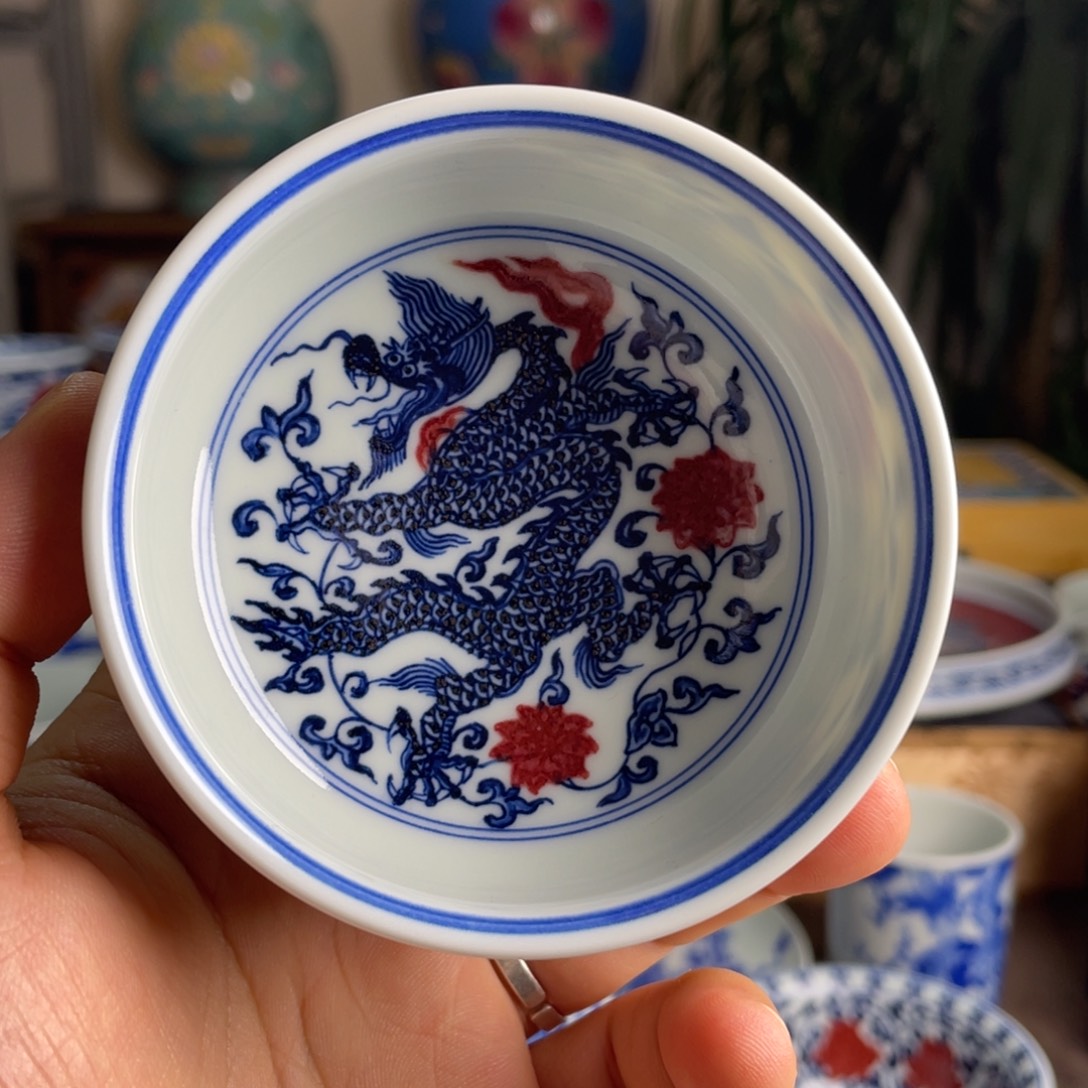 釉里红缠枝龙杯子