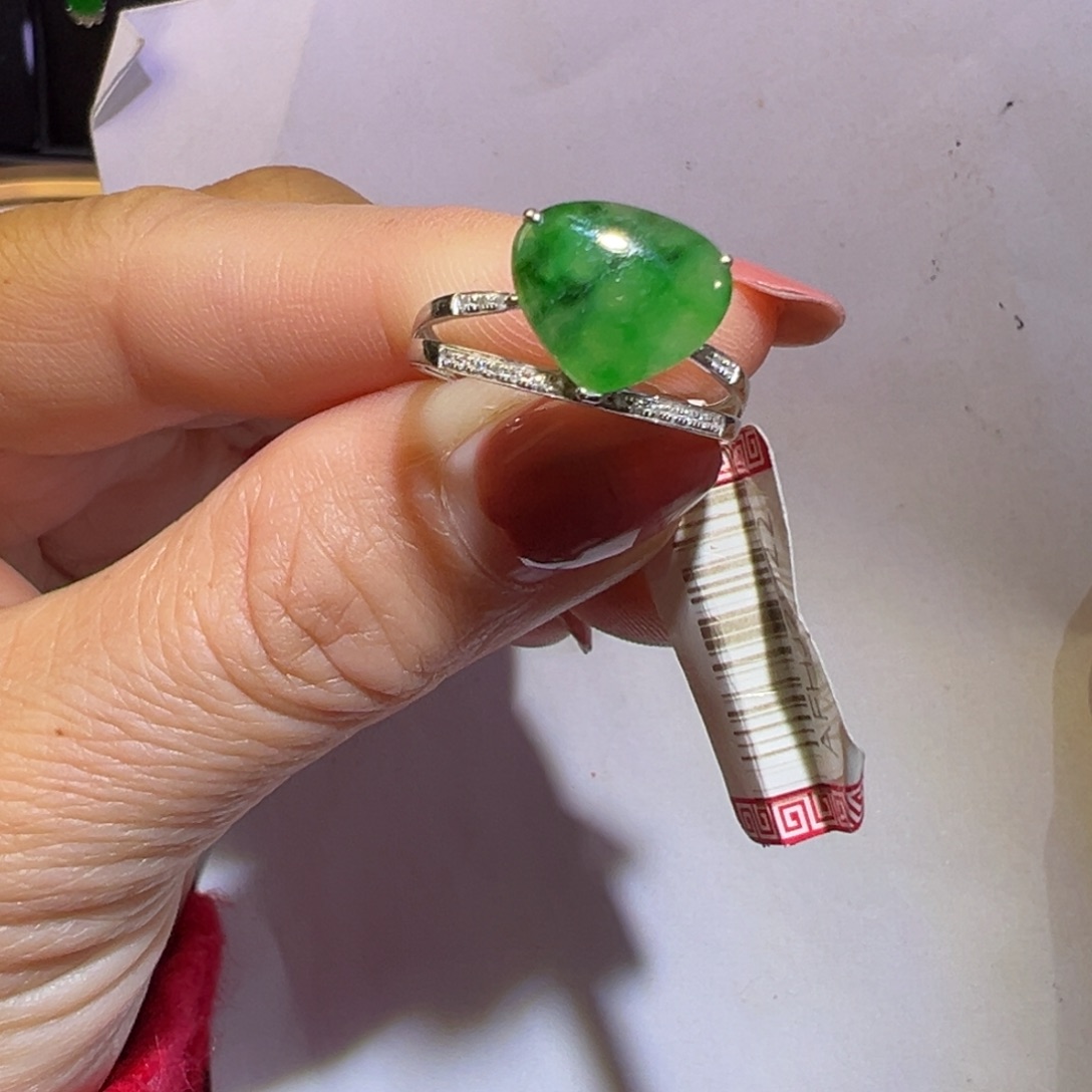 翡翠颈饰18K金镶嵌戒指