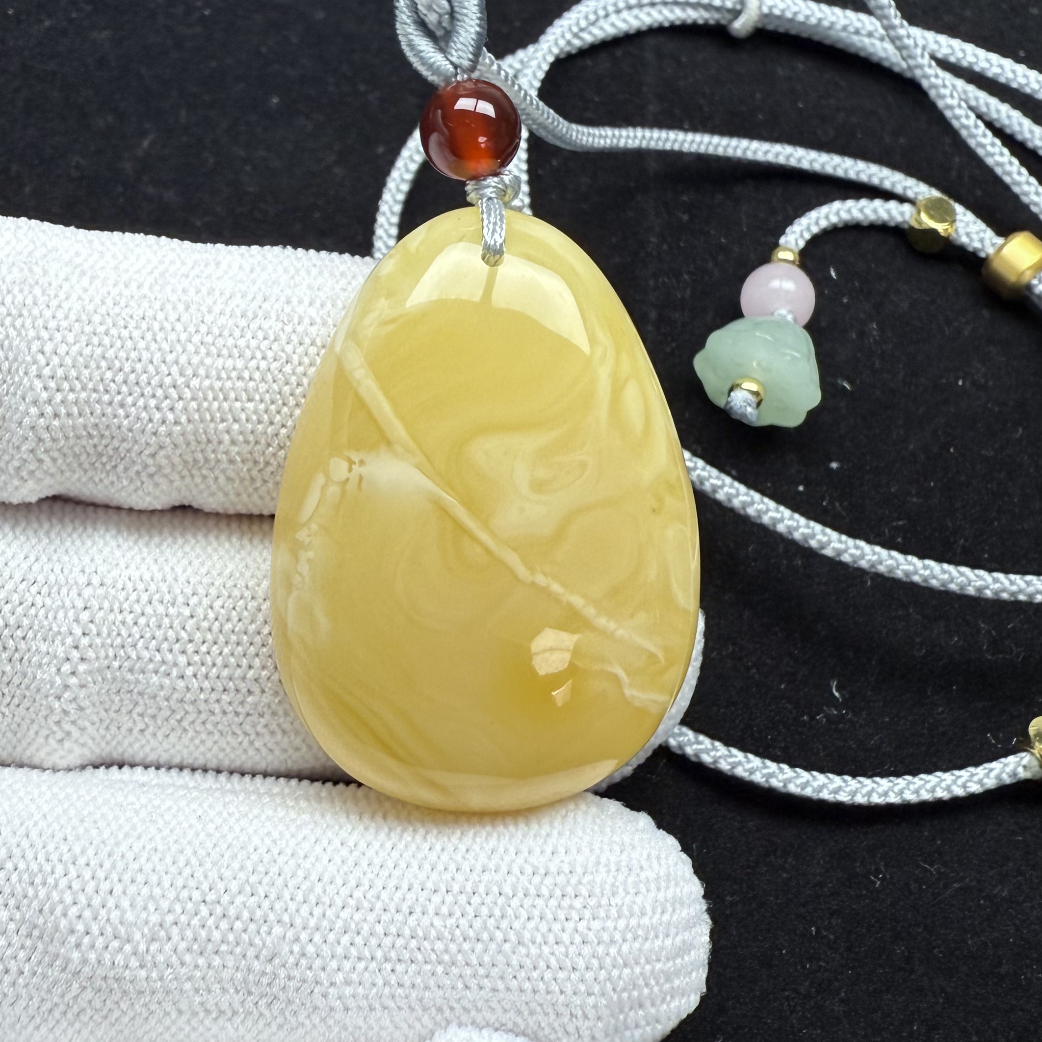 Y1434天然蜜蜡制品 俄料小水滴26*37*10mm 一物一图假一罚十