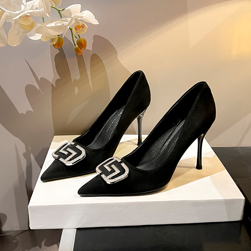 小众轻奢2025白色伴娘鞋新款单鞋浅口细跟尖头显瘦职业女高跟鞋女