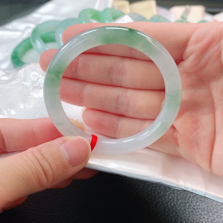 翡翠手镯未镶嵌小***、