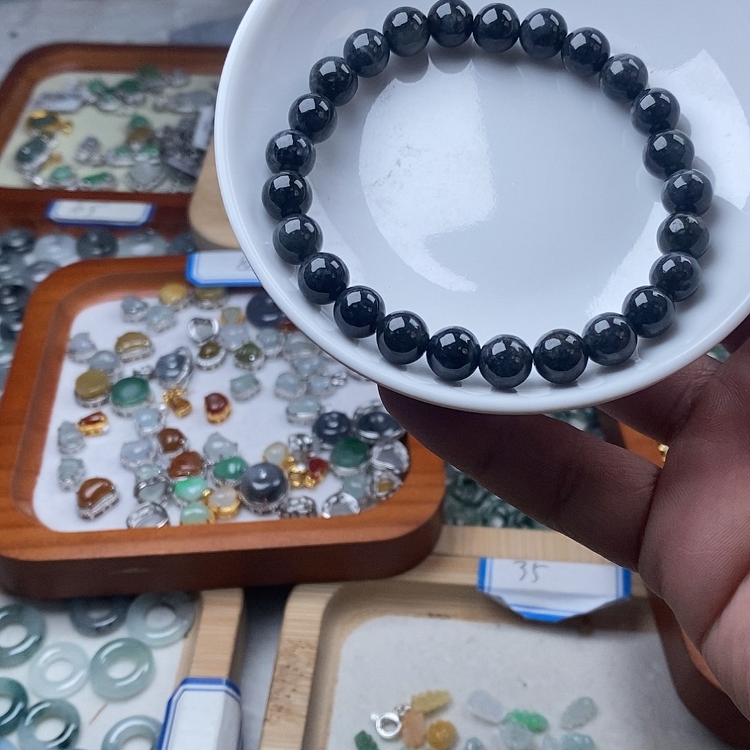 翡翠颈饰未镶嵌乌鸡手串