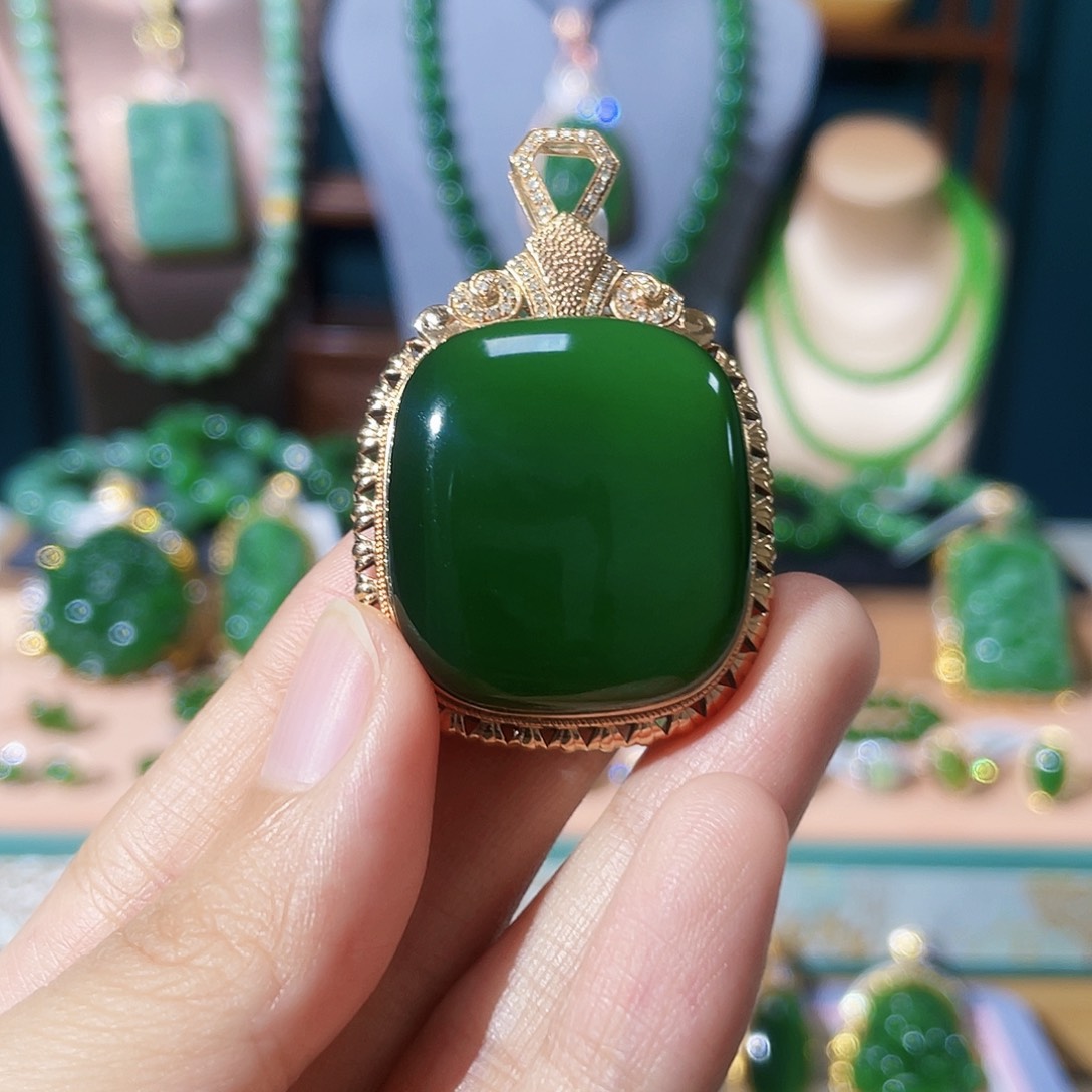 和田玉（碧玉）颈饰18K金镶嵌紫*