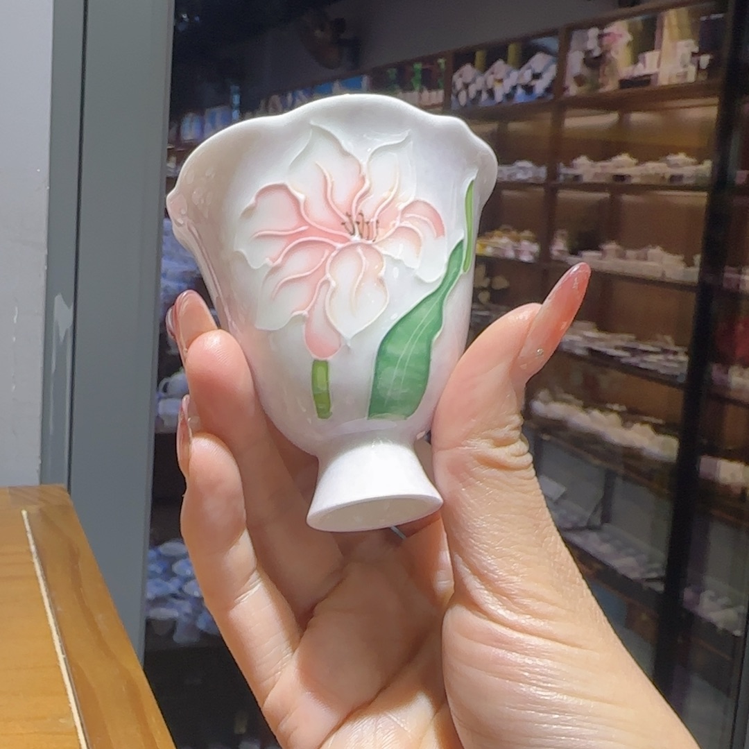 静****茶杯的设计是由传统