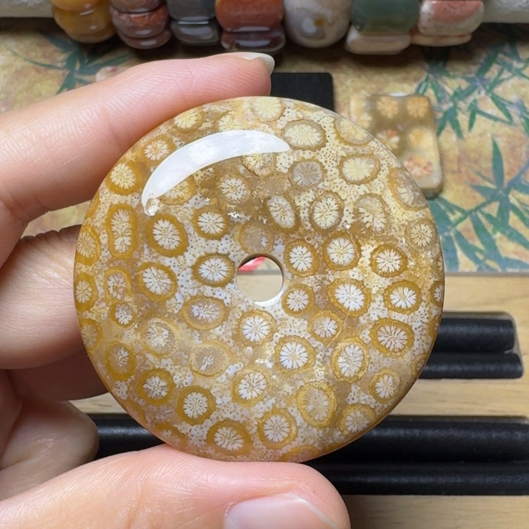 硅化玉未镶嵌玉透果冻花，有点骨骼