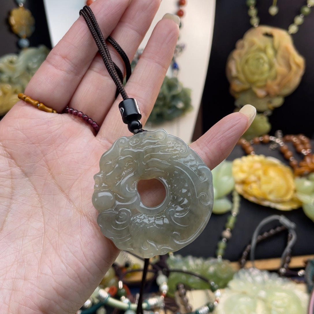 蛇纹石玉颈饰未镶嵌