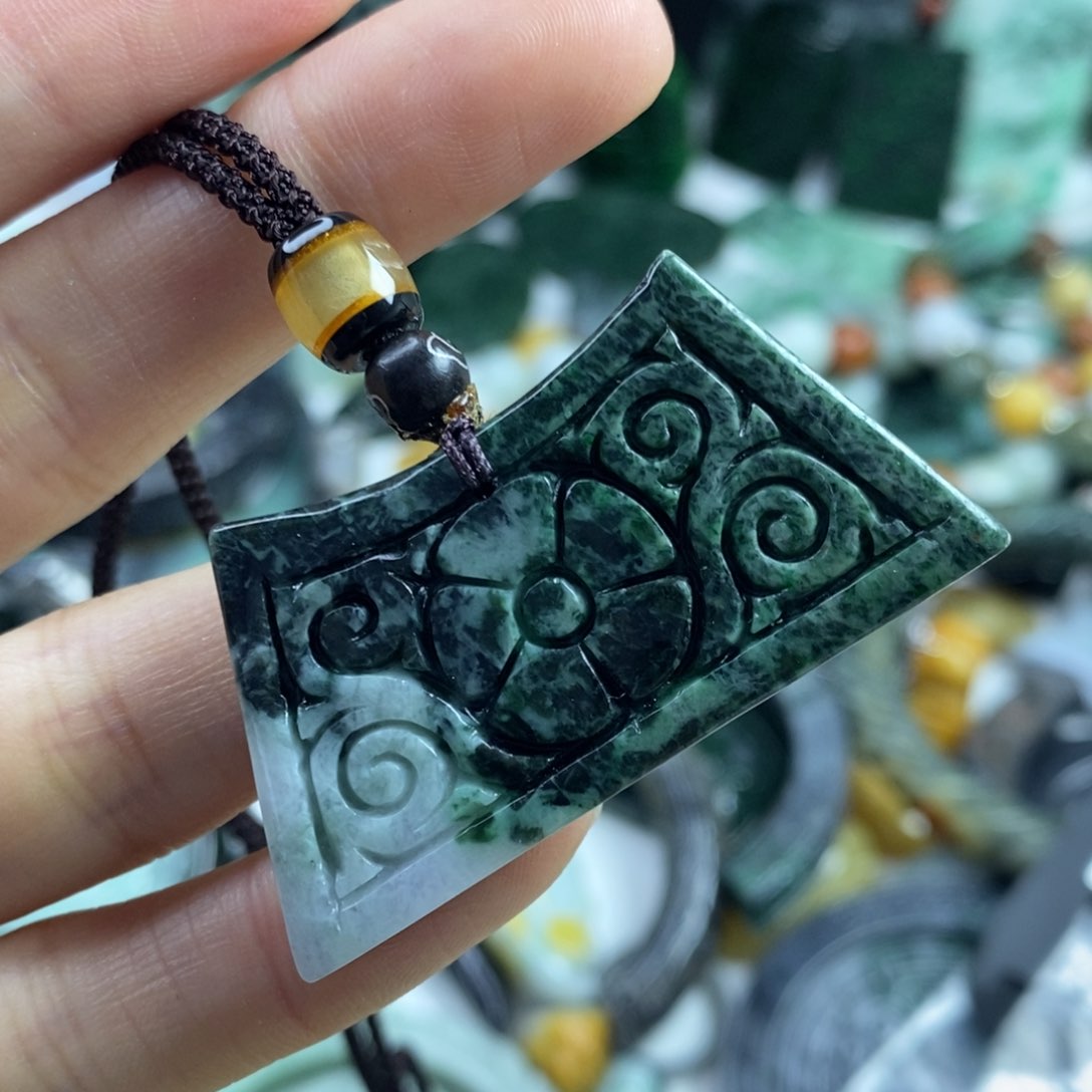 翡翠颈饰未镶嵌吊坠