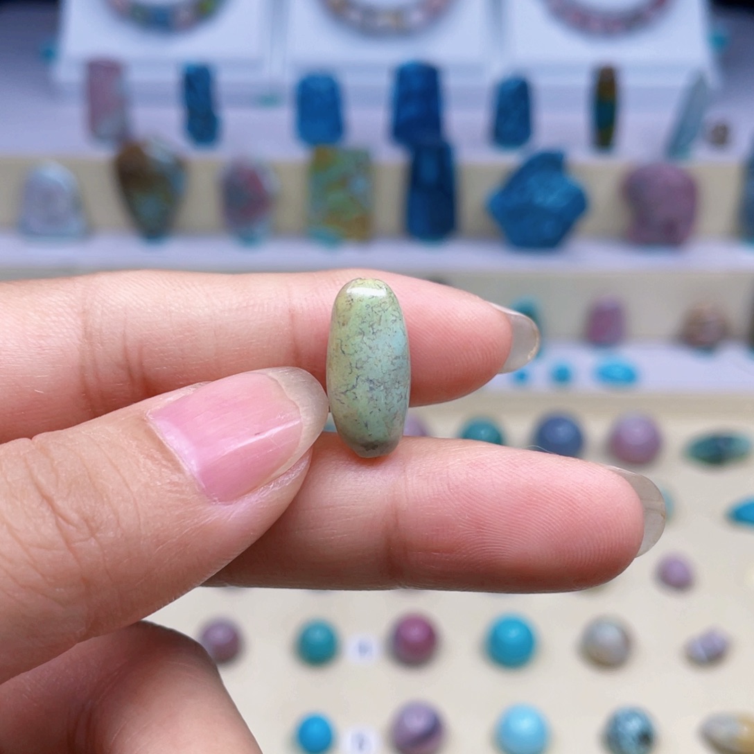 绿松石未镶嵌颈饰