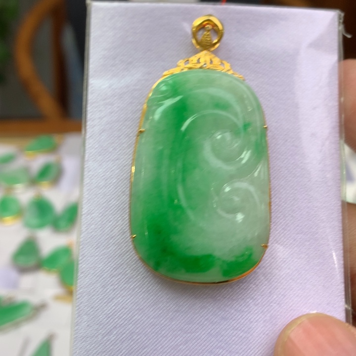翡翠颈饰18K金镶嵌翡翠