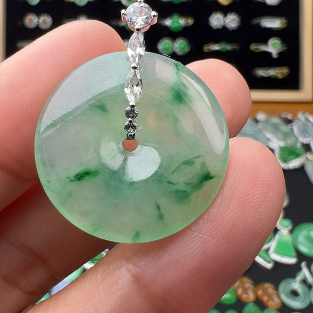 翡翠18K金镶嵌颈饰扣