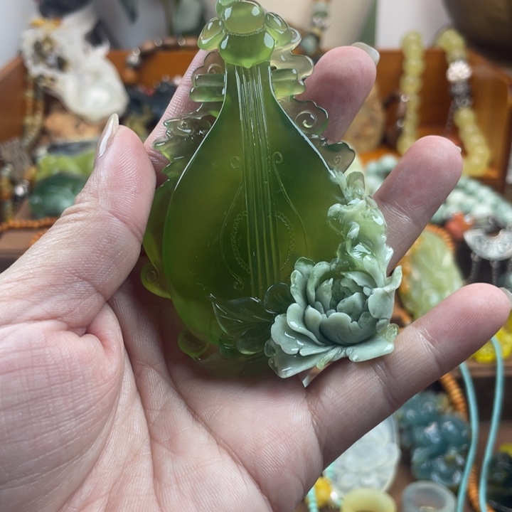 青***。蛇纹石玉未镶嵌吊坠