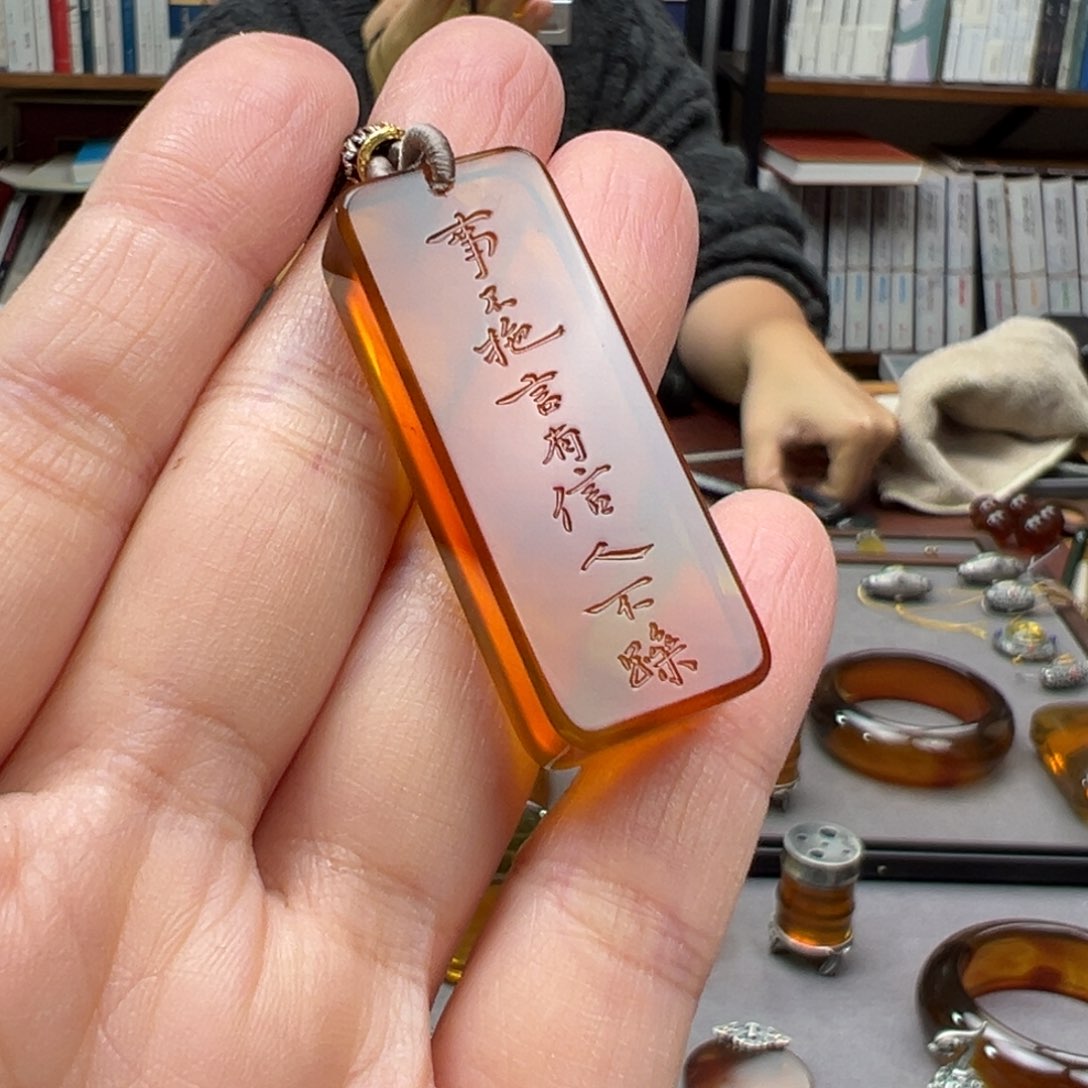 琥珀颈饰未镶嵌事不拖