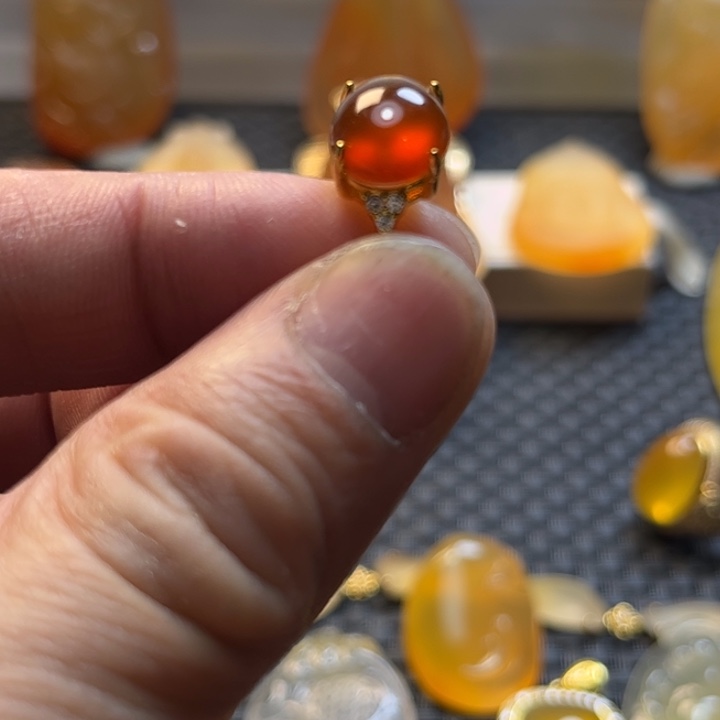 角***色石英质玉未镶嵌旦面