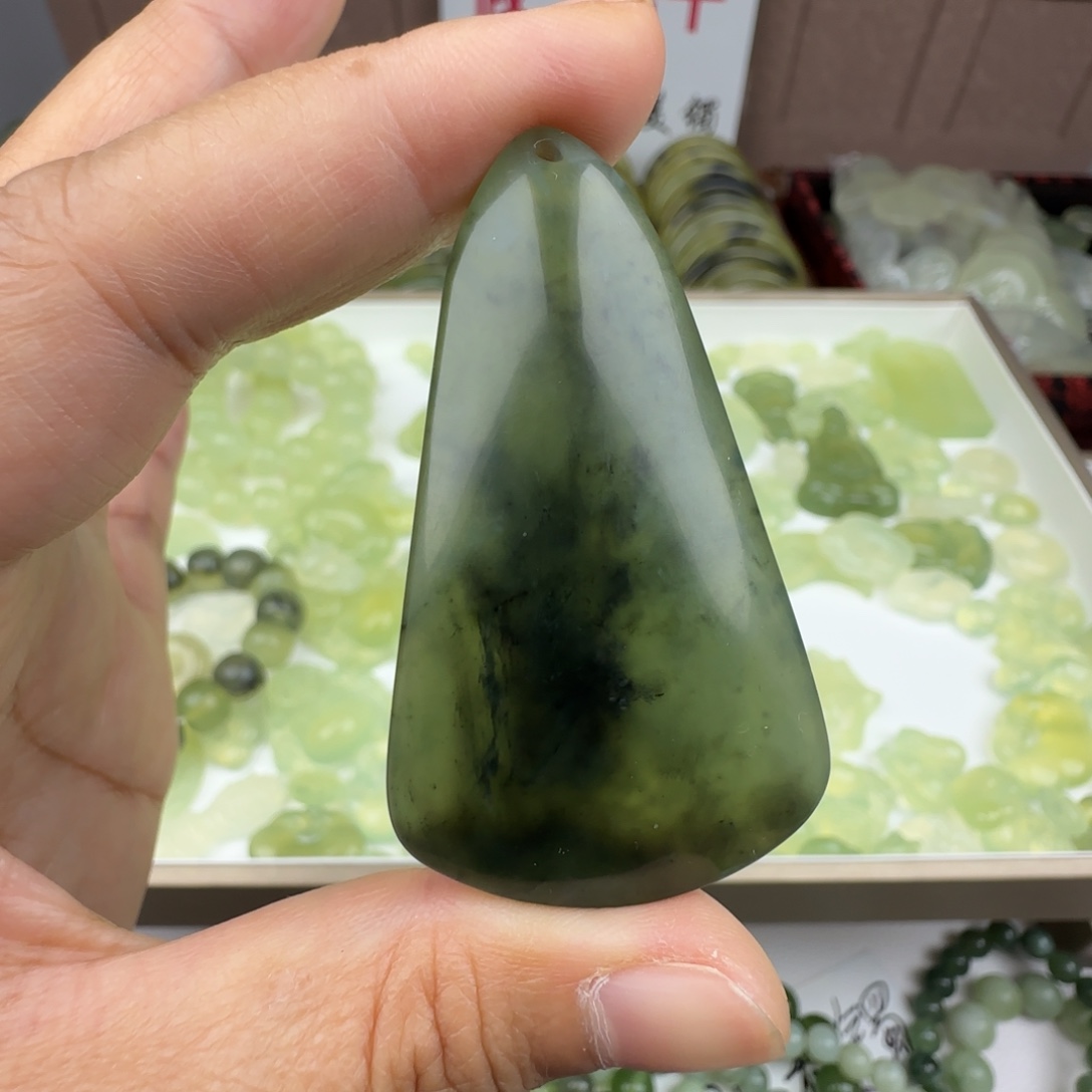 蛇纹石玉未镶嵌颈饰