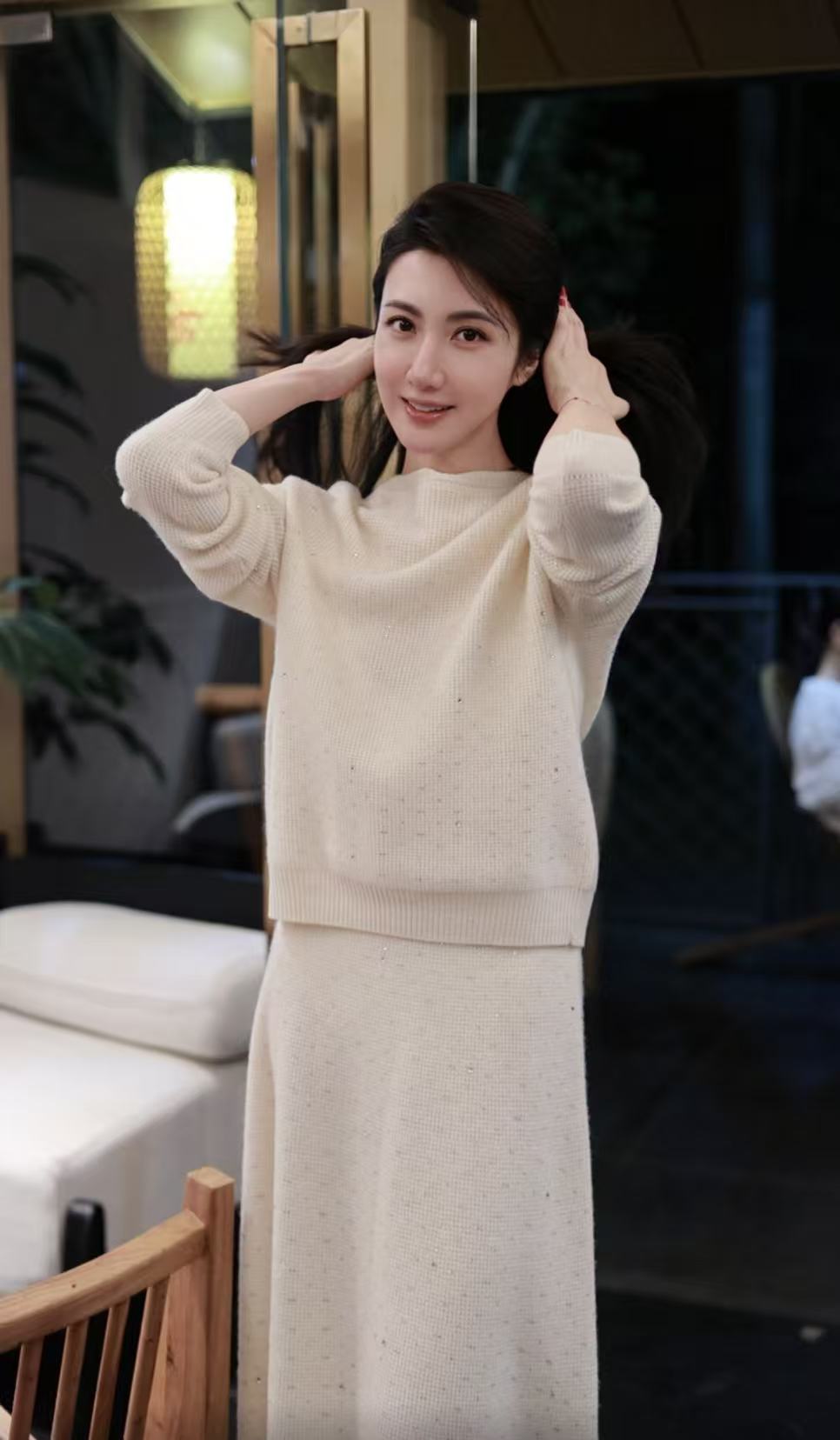 2511036【壁虎姐】GECKO新款 白色烫钻休闲款圆领宽松长袖半裙套装