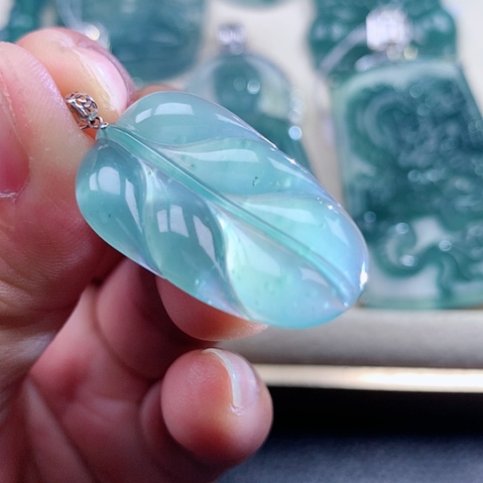 【闪购商品】翡翠颈饰18K金镶嵌天然翡翠